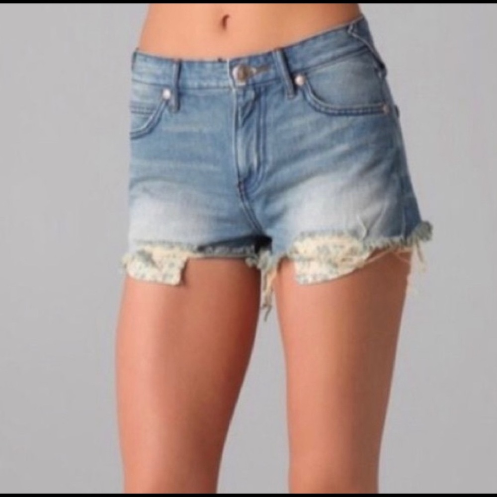 Free people cut off denim short w. floral pocket